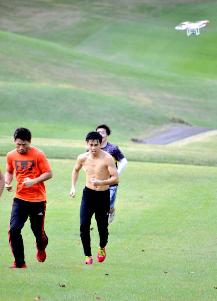 　ドローン（右上）に密着マークされながらゴルフ場のコースを駆け上がる一翔ら