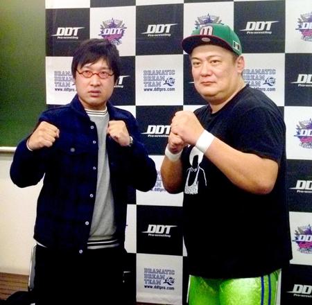 　デビュー戦で吉本興業の看板を背負ってＲＧと組み、スーパー・ササダンゴ・マシンことマッスル坂井（右）と対戦する山里亮太