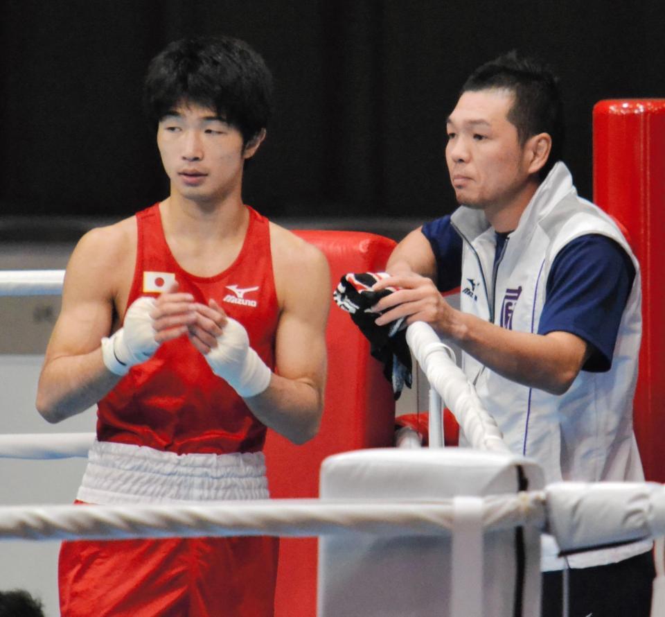 １回戦をＴＫＯで突破した田中亮明（左）とセコンドの石原英康氏