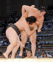 龍勢旺を寄り切り、７戦全勝の宇良＝福岡国際センター（撮影・佐藤厚）