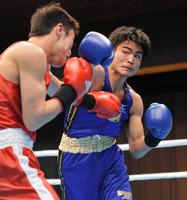 村田勝彦（左）に１回ＴＫＯ勝ちし、ベスト４に進出した平仲信裕＝岩手県奥州市の水沢体育館（撮影・村中拓久）