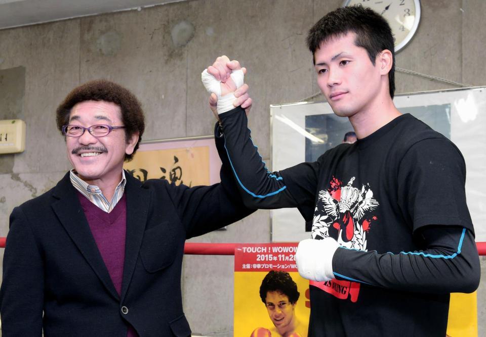 世界戦を目前にし闘志を燃やす江藤光喜（右）と具志堅用高会長＝東京都杉並区の白井・具志堅スポーツジム（撮影・吉澤敬太）