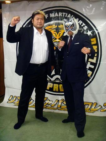 会見した（左から）諏訪魔、リアルジャパン・平井代表、スーパー・タイガー