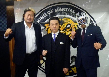 会見した（左から）諏訪魔、リアルジャパン・平井代表、スーパー・タイガー