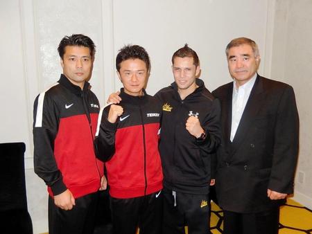 　右から浜田帝拳代表、クアドラス、木村、小山トレーナー
