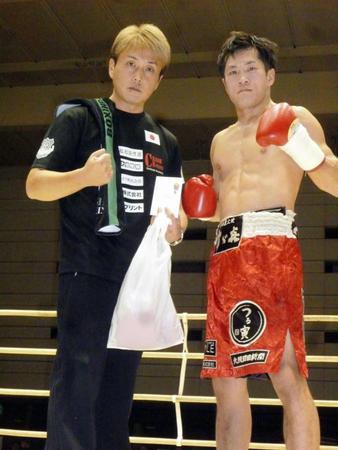 再起戦をＫＯ勝利で飾った川口裕（右）。左は本石昌也会長