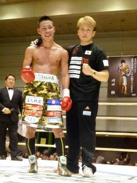 田中一樹がデビュー４連勝　左ボディーで圧倒