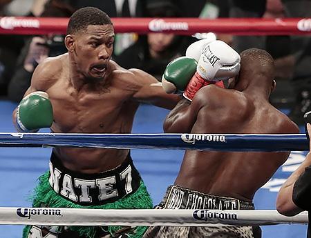 　１回、クイリン（手前）をロープに詰め攻勢に出るジェイコブス＝バークレイズ・センター（撮影・大橋小太郎）