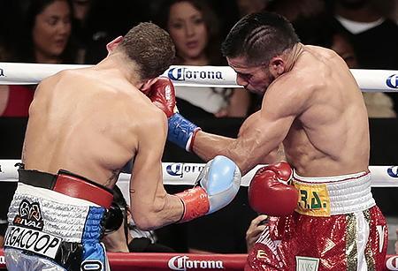 　８回、左アッパーを放つケジャル（右）＝バークレイズ・センター（撮影・大橋小太郎）