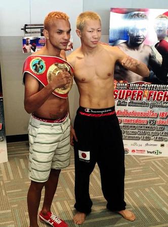 　前日計量を一発クリアした王者・アムナト（左）と李