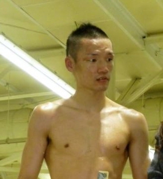 勝利後のリングに妻子を上げる帝里