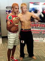 　前日計量を一発クリアした王者・アムナト（左）と李