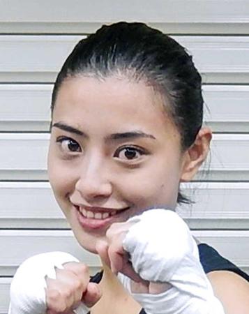 　８日後楽園ホールで行われたプロテストを受けた、ホリプロ所属の白岩佐季子