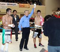 判定勝ちした長谷川穂積＝神戸市立中央体育館（撮影・北村雅宏）