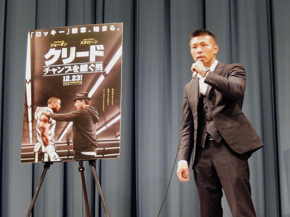 　「クリード　チャンプを継ぐ男」試写会でトークする内山高志（１２月１０日撮影）