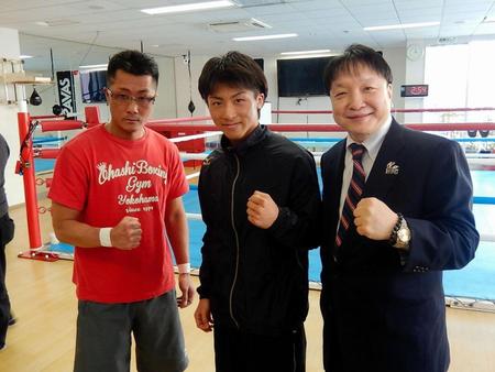 公開練習に臨む井上尚弥（中）、右は大橋秀行会長、左は父の真吾トレーナー