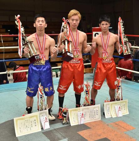 　三賞に選ばれトロフィーを手にする（左から）敢闘賞の坂本真宏、最優秀選手賞の市村蓮司、技能賞の梶颯