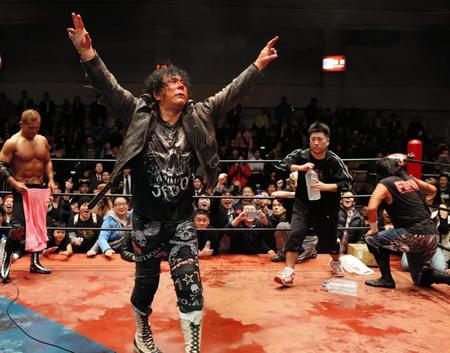 試合に勝った大仁田厚組（左から田中、大仁田、一人おいて保坂