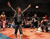 試合に勝った大仁田厚組（左から田中、大仁田、一人おいて保坂