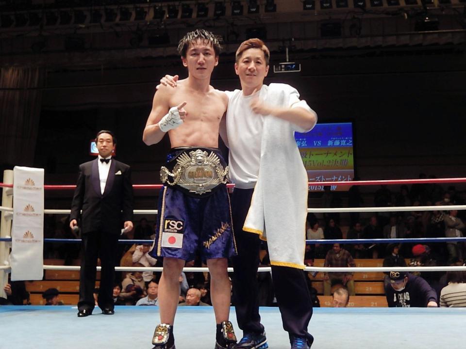 　念願の日本タイトルを獲得した石本、右は中野トレーナー