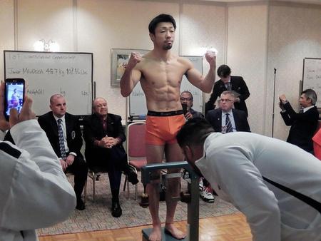 　計量を終えた八重樫東