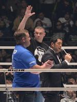 バルト（左）の対戦相手、ピーター・アーツを紹介する高田（右）＝さいたまスーパーアリーナ