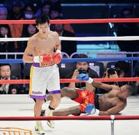 １回、ジャクソン・コエラピー（右）から２度目のダウンを奪いデビュー戦勝利を飾った井上浩樹＝東京江東区の有明コロシアム（撮影・園田高夫）