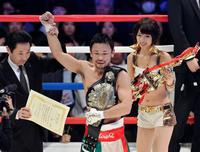 防衛を果たしベルトを肩にかけ拳を上げる細野悟＝東京江東区の有明コロシアム（撮影・園田高夫）