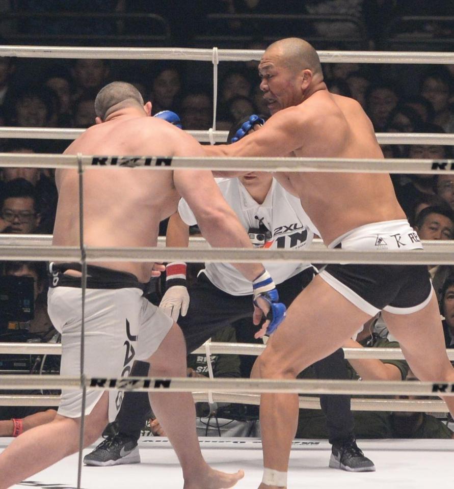 トンプソン（左）にパンチを見舞う高阪＝さいたまスーパーアリーナ
