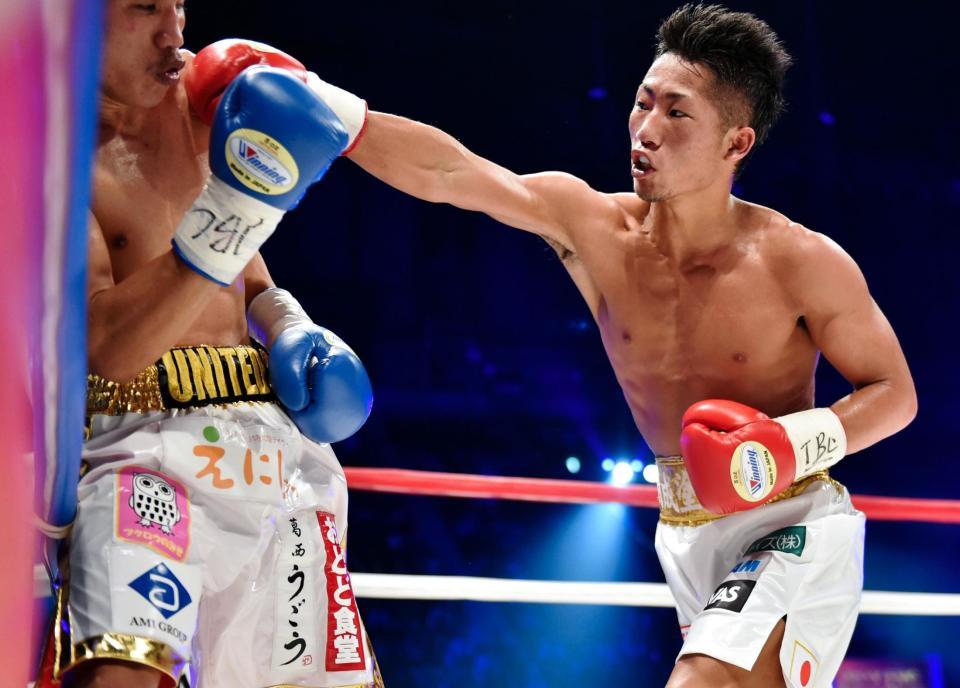 １２回、ロープ際に追い詰め、猛ラッシュをする井上拓真（右）＝東京都江東区の有明コロシアム（撮影・出月俊成）