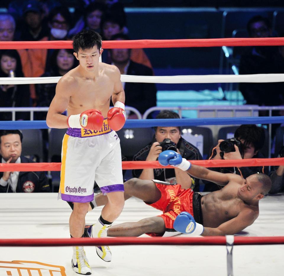 １回、ジャクソン・コエラピー（右）から２度目のダウンを奪いデビュー戦勝利を飾った井上浩樹＝東京江東区の有明コロシアム（撮影・園田高夫）