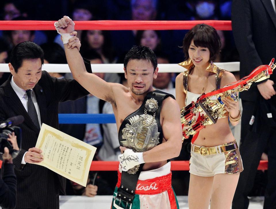 防衛を果たしベルトを肩にかけ拳を上げる細野悟＝東京江東区の有明コロシアム（撮影・園田高夫）