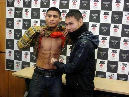 アルグメド（左）の割れた腹筋にボディーを打ち込む予行演習をする高山