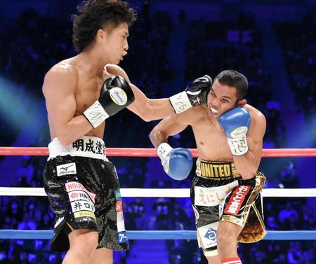 　２回、パレナス（右）を攻める井上尚弥