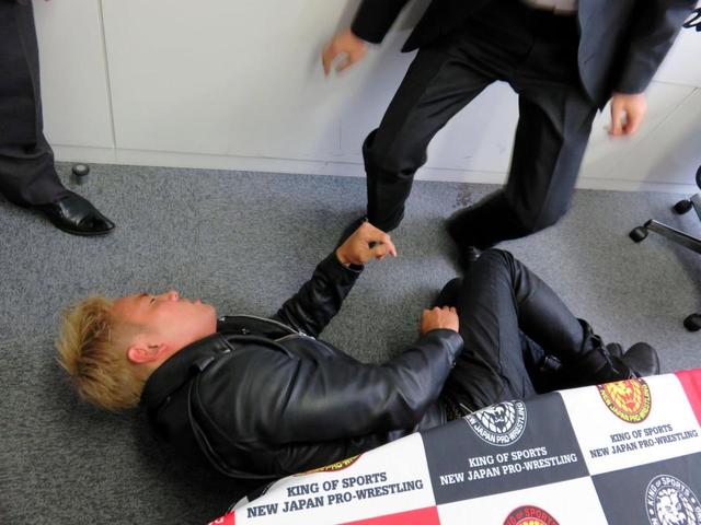 新日オカダが会見中に後藤から襲撃