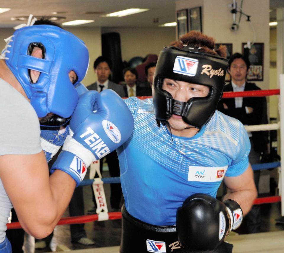 　スパーリングで強烈な右ストレートを放つ村田諒太