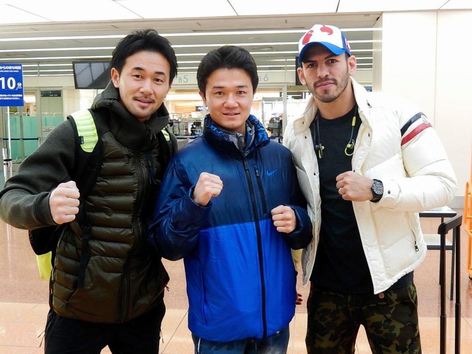 沖縄キャンプに出発した山中、木村、リナレス（左から）