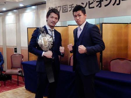 スーパーフェザー級王者・尾川（左）と杉田