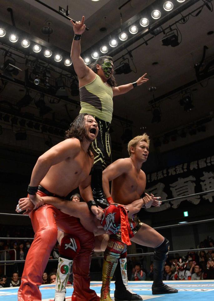 　ドラゴン・リー（下）を攻める中邑（左）、オカダ（奥）、ヴィールス（上）