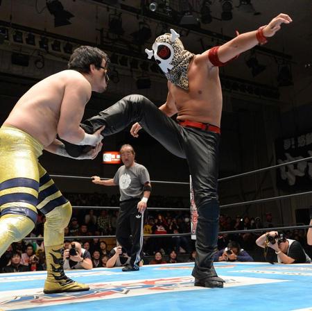 　田口（左）にキックを見舞う中邑