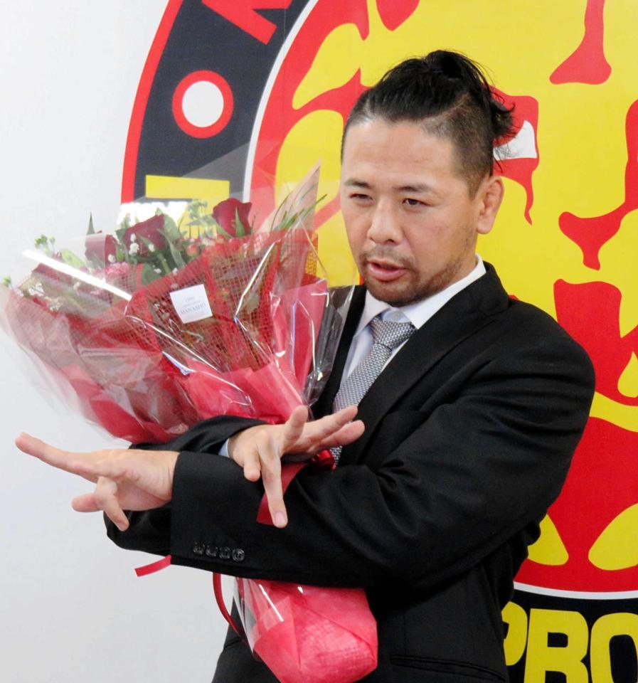 　花束を手にポーズを決める中邑真輔