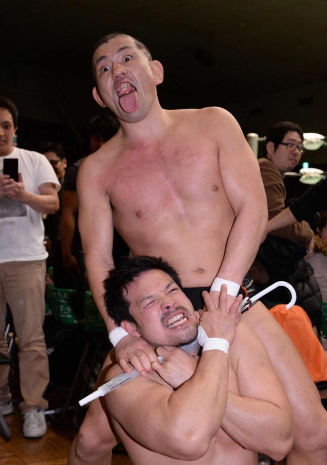 　潮崎豪（手前）を攻める鈴木みのる