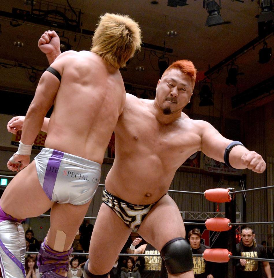 　田中稔（左）にラリアートを見舞う火野裕士