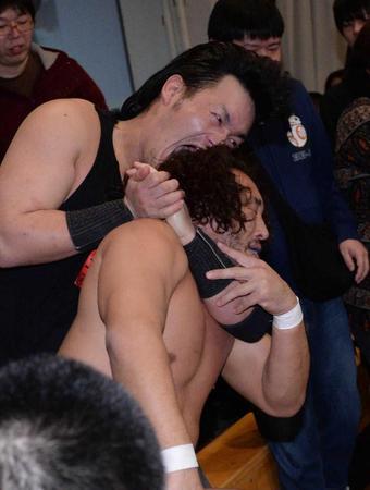 　青木篤志（下）を絞め上げ両者リングアウトにした南野タケシ