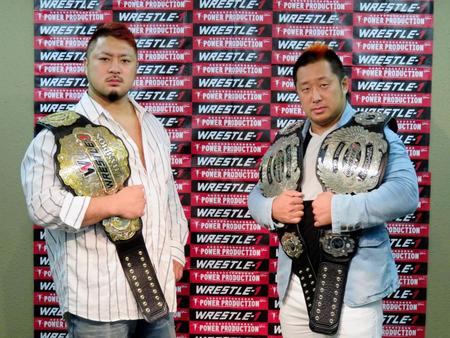 　チャンピオンベルトを手にして向かい合う火野（左）と近藤＝ＧＳＰメディアセンター