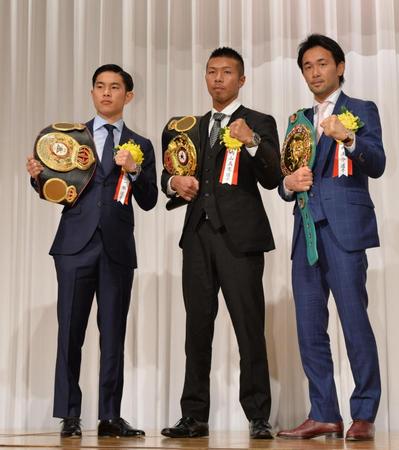 　（左から）殊勲賞の井岡一翔、最優秀選手賞の内山高志、技能賞の山中慎介