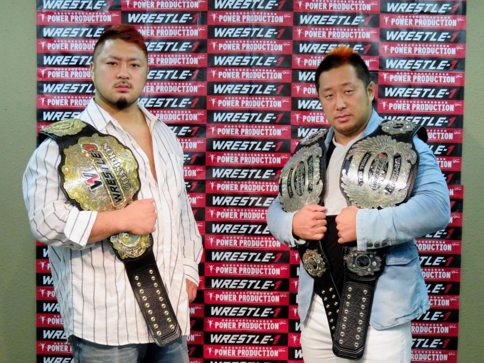 　チャンピオンベルトを手にして向かい合う火野（左）と近藤＝ＧＳＰメディアセンター