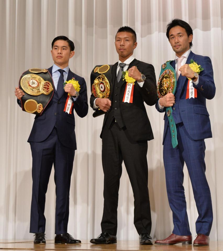 　（左から）殊勲賞の井岡一翔、最優秀選手賞の内山高志、技能賞の山中慎介