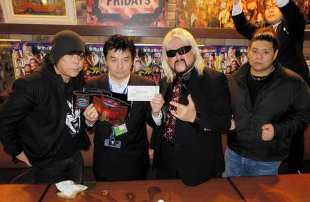 興行売上７００万円の小切手を手にする山近代表（右から２人目）と大仁田（左）、矢口（右から２人目）、橋本（右）