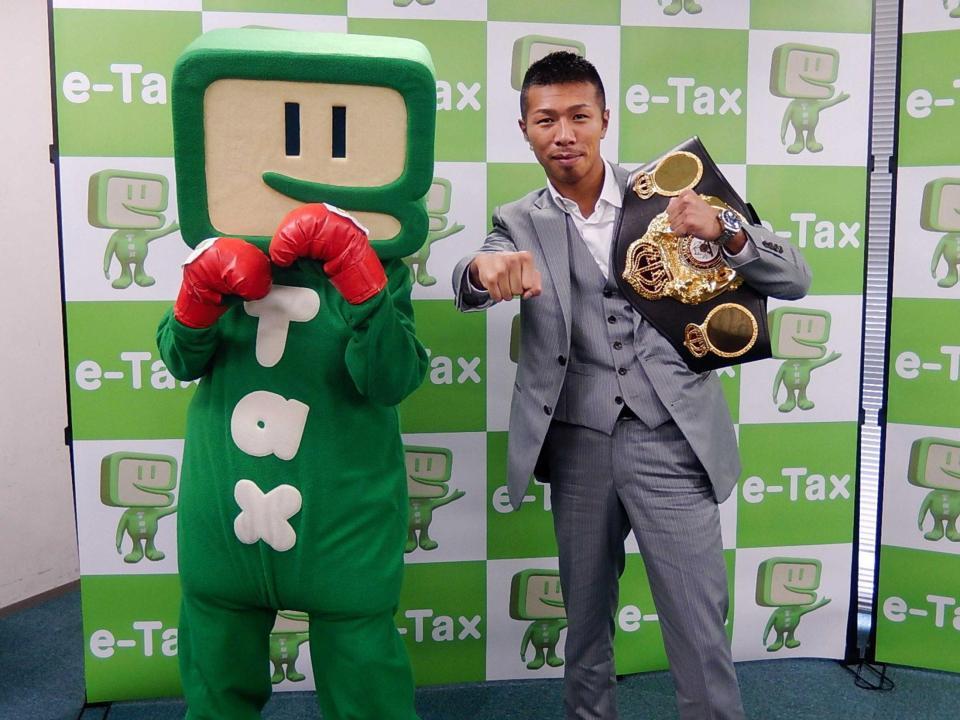 　確定申告をＰＲした内山高志（右）とイータ君